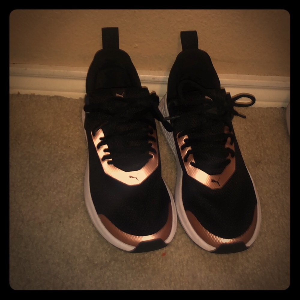 Pumas black and golden size 7.5 like new